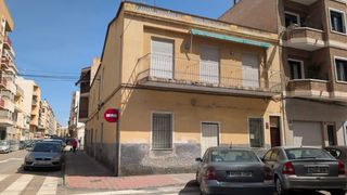 Gebäude in Plaza Crevillente - Antiguos Juzgados - El Asilo. Solar en venta de esquina, todo exterior, 165 m2, posibilidad de