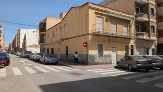 Edifici a Plaza Crevillente - Antiguos Juzgados - El Asilo. Solar en venta de esquina, todo exterior, 165 m2, posibilidad de