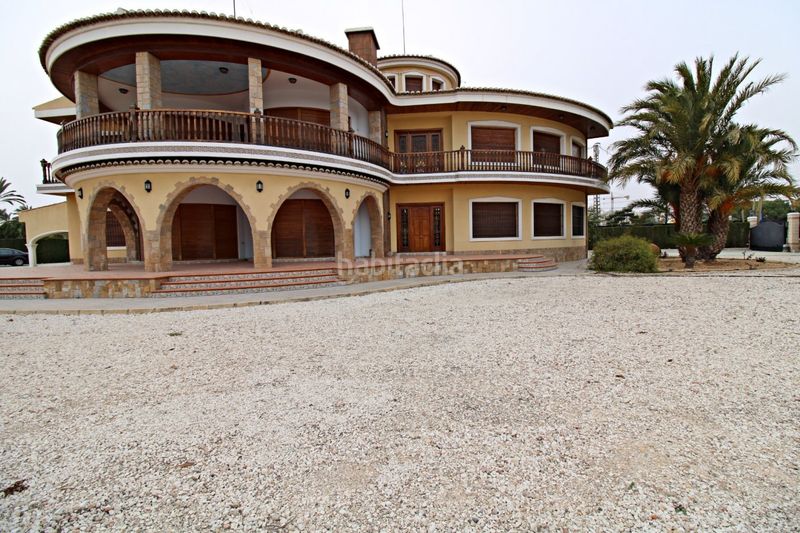 Foto 1790cea2-5d59-4997-811b-03d8b7bc05c7. Chalet elegante y clásica. simplemente asombrosa!! en Elche / Elx