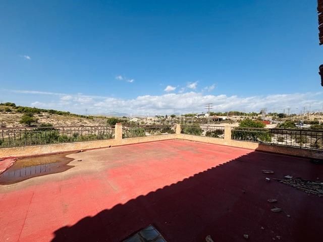 Foto 2618d8cc-b0c3-466c-8b31-090560a32686. Xalet amb aparcament piscina a Santa Faz Alicante