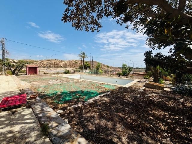 Foto 2a4c77d4-972f-40fc-ba20-7e1bb65dab48. Xalet amb aparcament piscina a Santa Faz Alicante