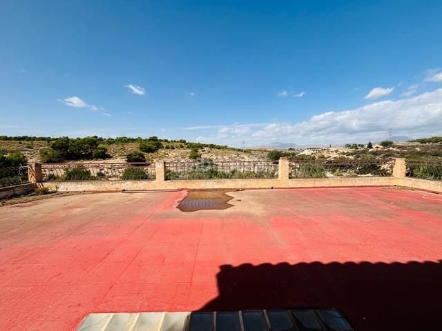 Foto 94cc4f0c-d29a-4cba-b433-c3bc2a7a6348. Xalet amb aparcament piscina a Santa Faz Alicante