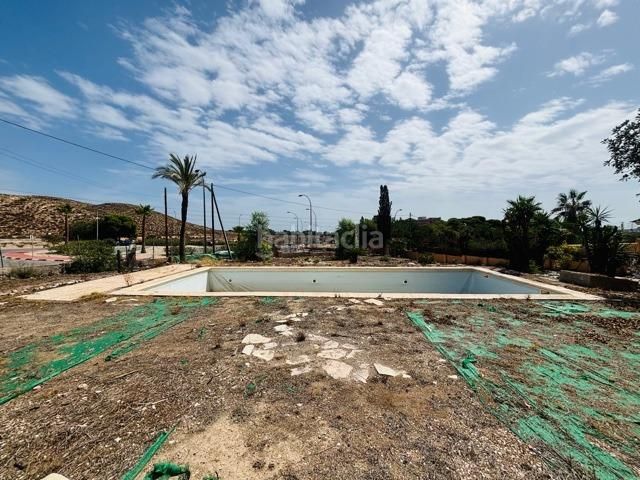 Foto e9befc67-142a-4125-b7b8-c9391eaf0763. Xalet amb aparcament piscina a Santa Faz Alicante