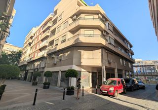 Miete Büro in Centro. Oficina exterior con tres despachos, ascensor, rampa y patio, ju