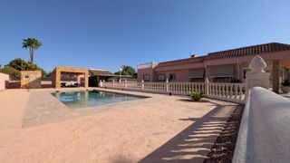 Chalet in La Algoda - Matola - Llano de San José. Espectacular chalet con gran piscina, barbacoa y casa de invitad