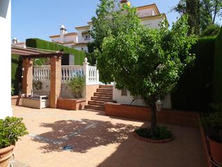 Casa aparellada a Peligros. Tu nuevo hogar en monteluz comodidad, eficiencia y naturaleza en