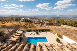 Chalet  Calle mulhacn. Hay casas que no se explican, se sienten