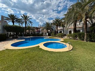 Lloguer Casa adossada a Las Rotas / Les Rotes. Se alquila casa con jardín privado y piscina comunitaria en san