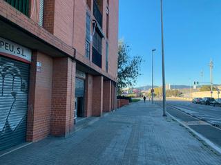 Lloguer Local Comercial  Passeig de santa coloma. Para taller,almacen,oficinas