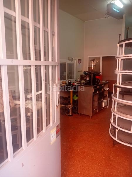 Foto 60ca08d0-5147-40a4-99db-8b72b1a6b6a0. Alquiler local comercial dispone de licencia sanitaria en Barcelona