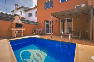 Maison jumelée à Carrer de l'alt camp 28. Encantadora casa pareada en venta cerca del centro de palafrugel