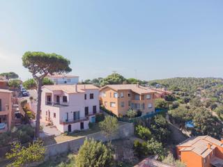 Casa  Carrer de guillem de bonadona 14. Casa con jardín y posibilidad de piscina a 5 minutos del centro