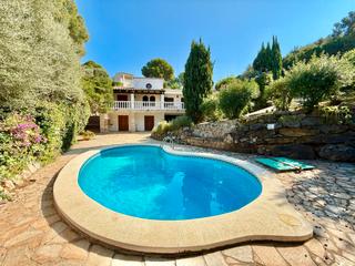 Haus  Carrer cala moreta 44. Encantadora casa unifamiliar con piscina privada en sa punta, be