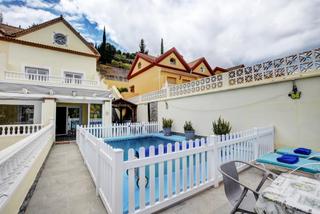Casa aparellada a Cortijo Torrequebrada. Casa de 6 dormitorios a 400metros de la playa y comodidades!