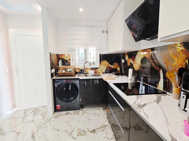 Foto 49cff594-49e6-4632-b2db-30b7158982dc. Alquiler planta baja alquiler temporada piso 2 dormitorios, 1 baño, terraza con vistas, piscina y garaje costa en Mijas