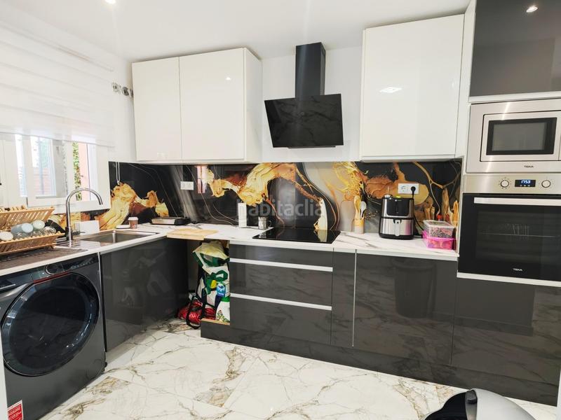 Foto d88b116b-38be-45d0-9adf-292f15853ee3. Alquiler planta baja alquiler temporada piso 2 dormitorios, 1 baño, terraza con vistas, piscina y garaje costa en Mijas