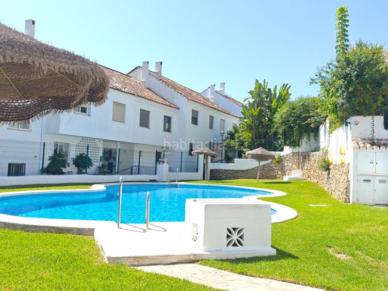 Foto d16e5a73-fb84-4f44-8571-bf557e6fccb6. Alquiler casa adosada alquiler de temporada , adosado centrico con parking y piscina en Marbella