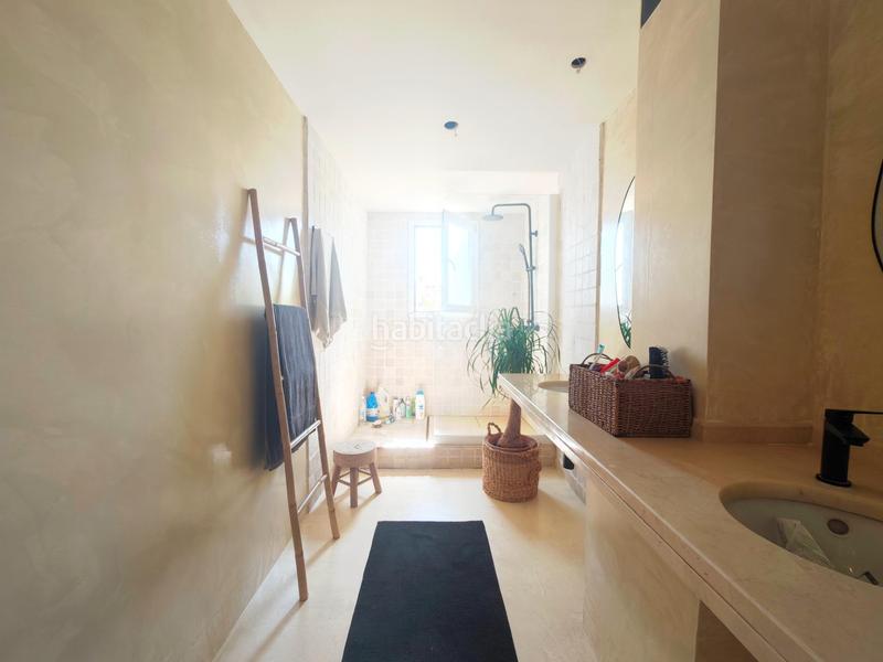 Foto e5bceb1a-d3ce-4979-96be-0bef971b9f9c. Alquiler casa adosada alquiler de temporada , adosado centrico con parking y piscina en Marbella