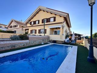 Doppelhaus  Calle de andrés segovia. Pareado en venta en alhaurin con garaje y piscina privada