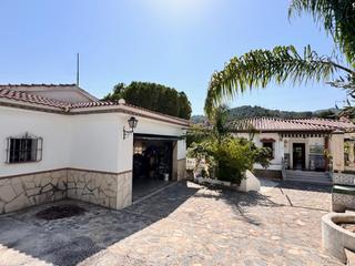 Chalet en Pinos de Alhaurín. Gran oportunidad en pinos de alhaurín! chalet con 3 viviendas, p