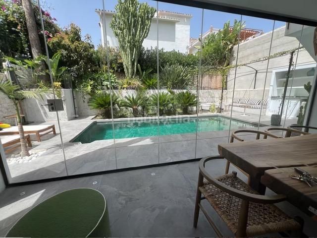 Foto ea6e2ed2-23fe-4698-8647-360d30ff2d44. Xalet amb aparcament piscina a Nueva Andalucía centro Marbella