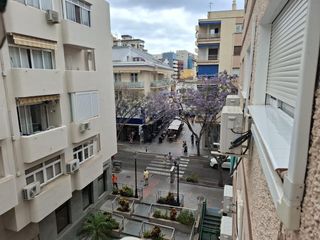 Pis  Conde san isidro. Piso en venta de tres dormitorios y dos ba�os a 300 metros de la