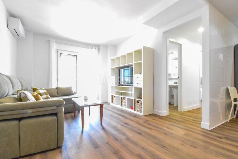 Foto 265cf6d4-86d7-49d8-bdb9-f3752af3b50e. Alquiler apartamento alquiler piso 2 dormitorios primera linea playa en centro en Fuengirola