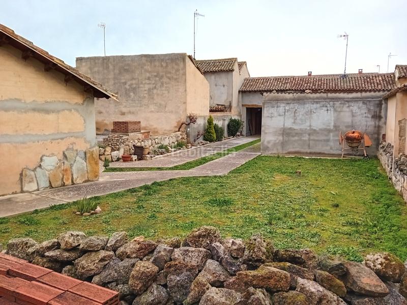 Foto 530a26ed-72cd-43af-b4f7-5d26be506128. Casa adossada amb aparcament a Castromocho