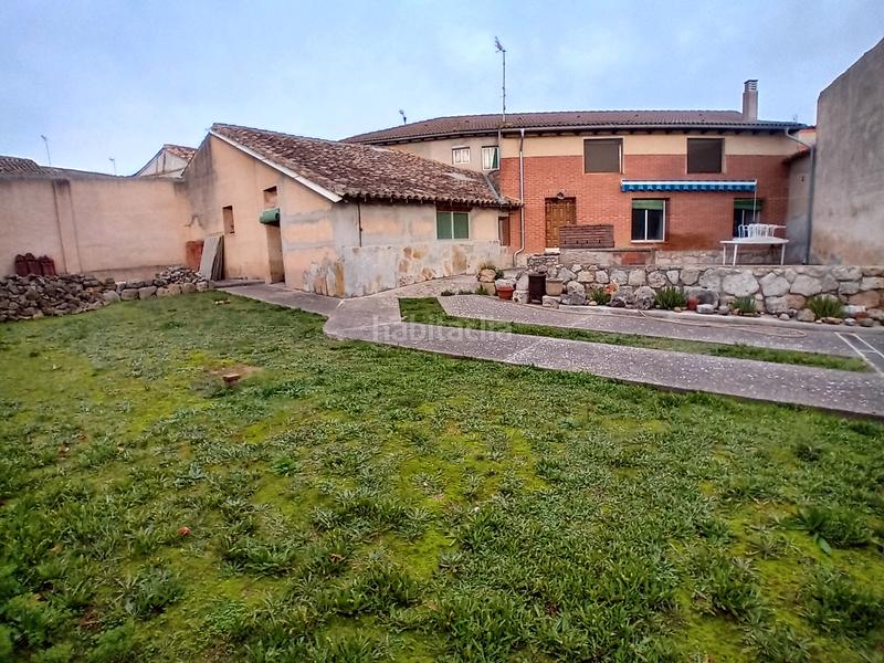 Foto a27d0380-2dd4-4594-95e8-d62b9c52c8a9. Casa adossada amb aparcament a Castromocho