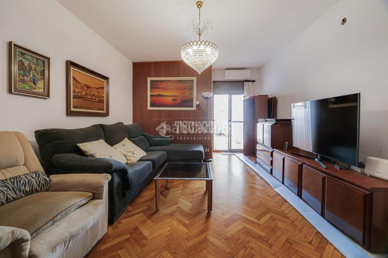 Foto b1b6d71c-fb8b-4fa5-b13b-5ef91a6f8f37. Flat in Centre Santa Coloma de Gramenet