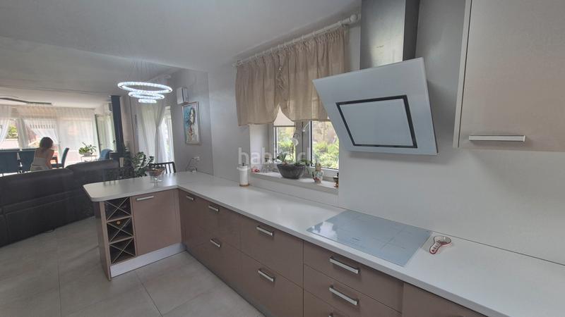 Foto 5be78b50-7133-443b-b75c-1ac1063e91d4. Xalet amb xemeneia calefacció aparcament piscina a Eliana (l´)