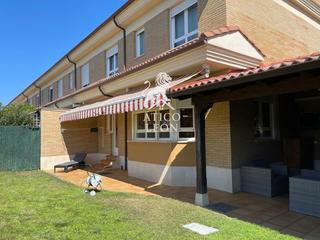 Casa adossada  Las barreras. Impresionante chalet pareado con gran jardn y excelentes calida