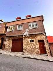 Casa  Marcial pincerna. Chalet unifamiliar con dos viviendas independientes, patio y amp