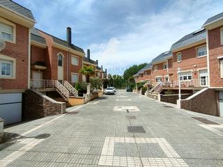 Casa adossada  La legua. Exclusivo chalet en urbanizacin privada en carbajal de la legua