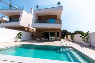 Chalet à El Pinar de Campoverde. Villa de 3 dormitorios y 3 baños, con piscina, solárium, zona pi
