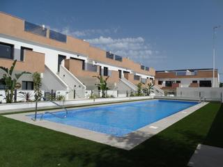 Casa en Pilar de la Horadada Ciudad. Bungalows con 2 o 3 dormitorios, 2 baños, piscina comunitaria y