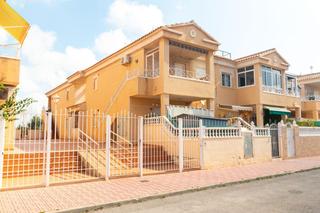 Casa en Parque Acutico - Sector 25. Bungalow en planta alta con 2 dormitorios, 1 bao con solarium e
