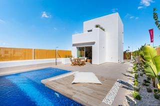 Chalet in Las Lomas de Rame-Bahía Bella. Villas de 3 dormitorios, junto al mar y el golf, zona en los alc