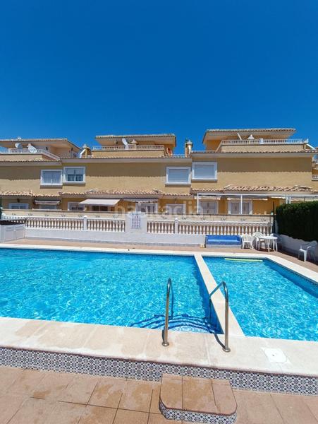 Foto c70b09af-618d-4f45-8a62-0dbbcccc2029. Casa pareada  de tres habitaciones en los altos en Torrevieja