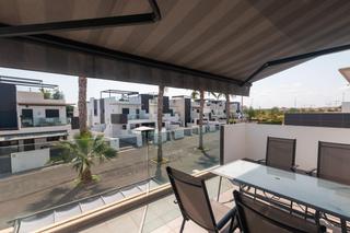 Maison à Torre de la Horadada. Bungalow con solarium, 2 dormitorios, 2 baños, parking privada y