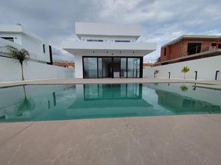 Xalet a La Font-Mezquitas. Villas de lujo de 3 dormitorios con piscina, zona de alicante sa