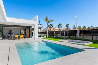 Xalet a Algorfa. Villa de lujo con 3 dormitorios, piscina en campo de golf la fin