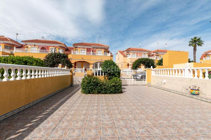 Foto eab6df65-d2ce-4e96-b28b-3f9e25f5d2fd. Casa aparellada amb piscina a La Regia Orihuela