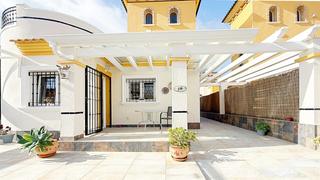 Chalet in Los Balcones y los Altos. Villa independiente reformada con 3 dormitorios, 2 baños, terraz