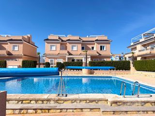 Casa aparellada a Lomas de Cabo Roig - Los Dolses. Casa pareada con 3 dormitorios, 2 baños, garaje, trastero y pisc