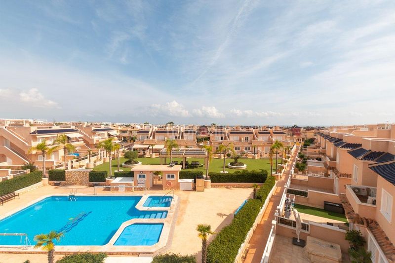 Foto 2455aea0-34ae-4946-9bf9-5a4c1d48fc56. Casa aparellada amb aparcament piscina a Lomas de Cabo Roig - Los Dolses Orihuela