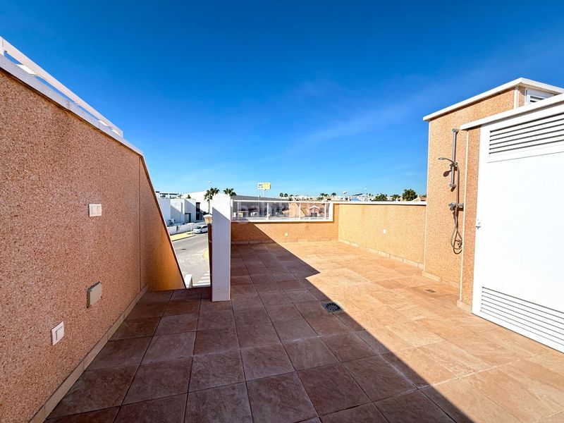 Foto 5a898835-a4c7-4a99-8394-9904f5059a2e. Casa aparellada amb aparcament piscina a Lomas de Cabo Roig - Los Dolses Orihuela