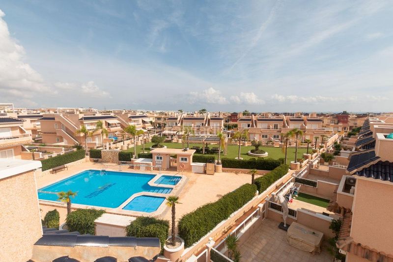 Foto 5da636d8-d70e-4c0c-9727-ed15ebf7b36f. Casa aparellada amb aparcament piscina a Lomas de Cabo Roig - Los Dolses Orihuela
