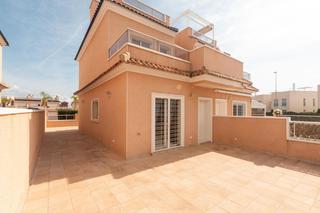 Casa aparellada en Lomas de Cabo Roig - Los Dolses. Casa pareada con 3 dormitorios, 2 baos, garaje, trastero y pisc