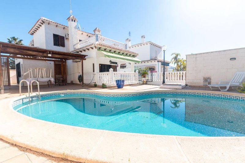 Foto 01b2fdc2-09dd-4ebe-b60f-3b7831b2b6a3. Xalet amb aparcament piscina a La Zenia Orihuela